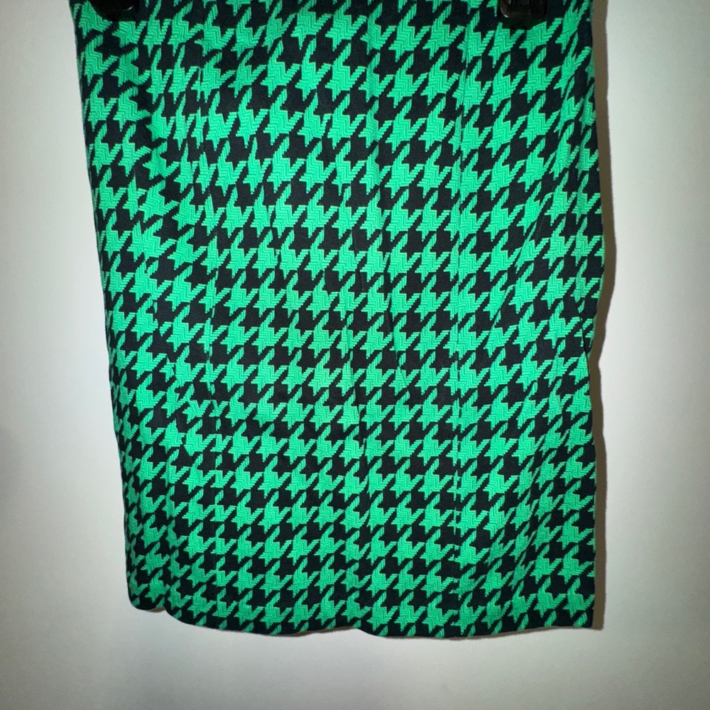 Elegant Houndstooth Pencil Skirt in Green and Black